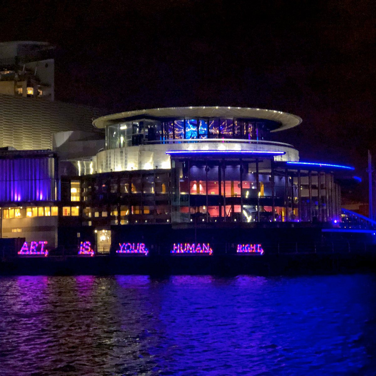 TimDesigner's tweet photo. #lightwaves #lightwaves2018 #salfordquays #thelowry #art #sculpture #lightsculpture #reflection #reflections @The_Lowry https://t.co/MsNEclWuHk