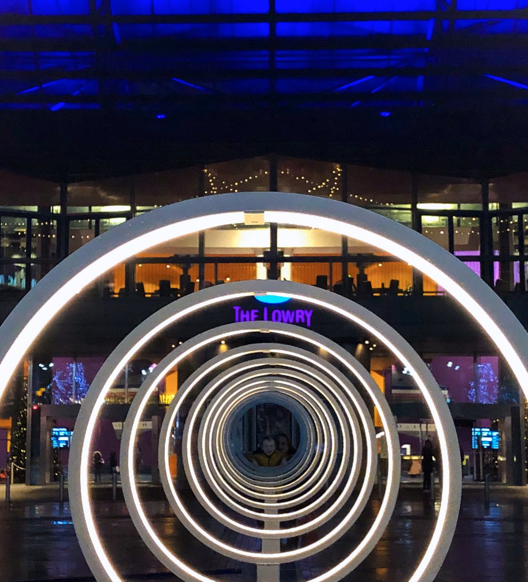 TimDesigner's tweet photo. #lightwaves #lightwaves2018 #salfordquays #thelowry #art #sculpture #lightsculpture #reflection #reflections @The_Lowry https://t.co/MsNEclWuHk