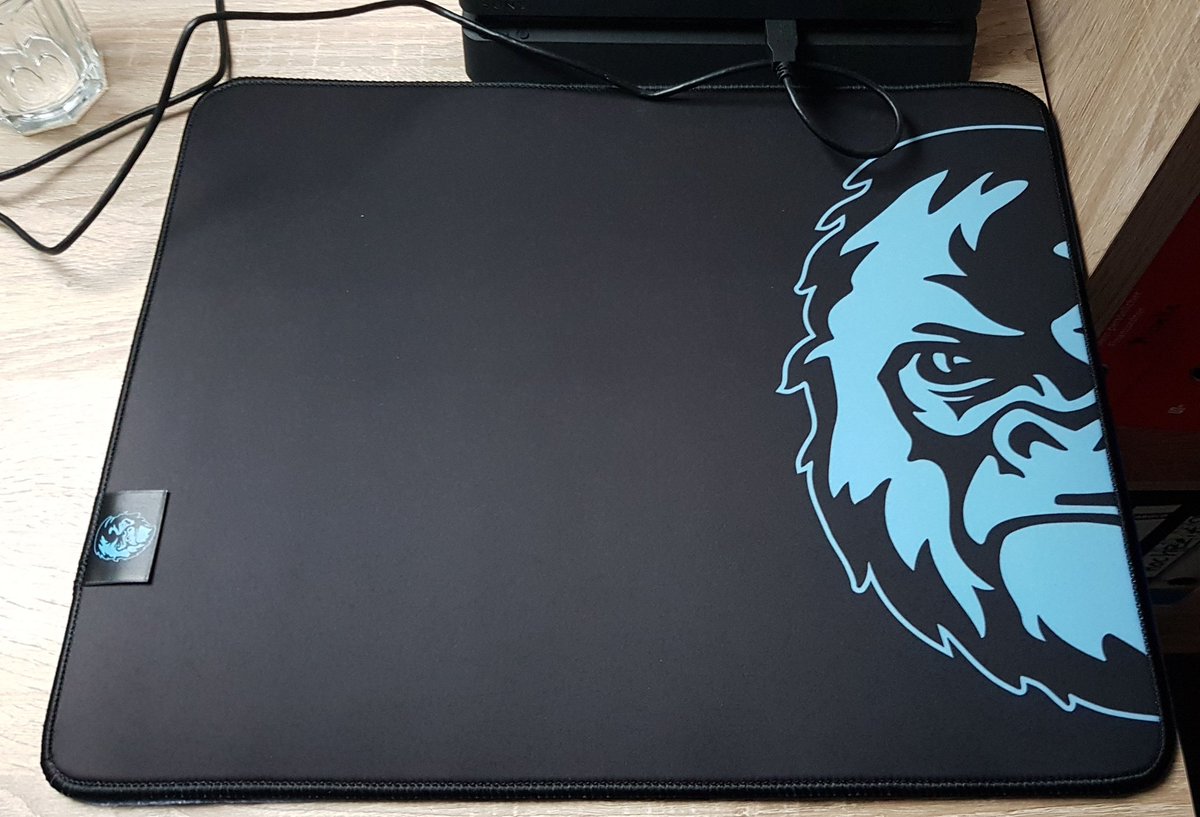 Sympinite's tweet image. Das darf ja wohl in keinem ordentlichen Gamingzimmer fehlen!

Dazu noch eine eisgekühlte Dose #WinterKongStrong #Pflaume #Zimt 

#KongStrong @lidl #Lidl