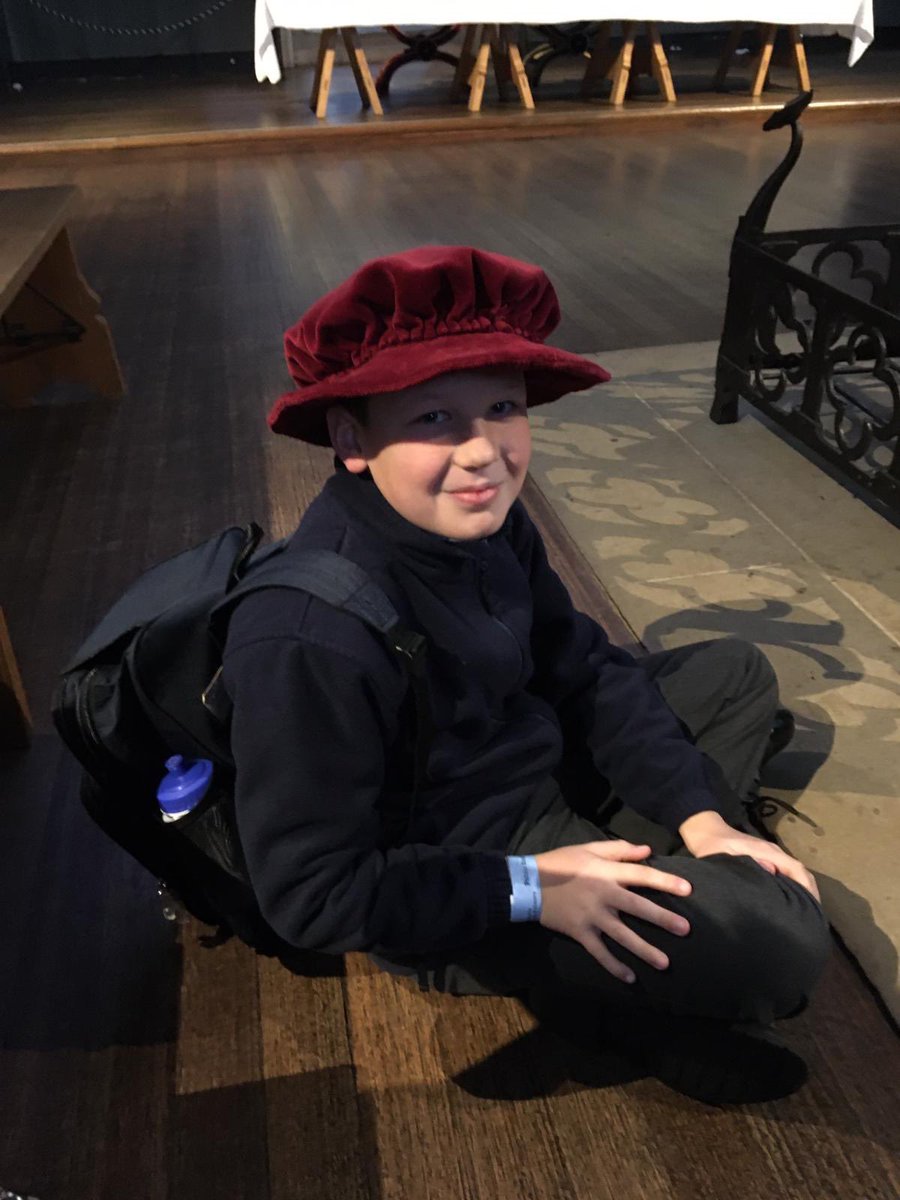 GriffinHouseSch's tweet photo. Form VI having a great Tudor day at Hampton Court. #GHSFormV https://t.co/NCm7U5eddk
