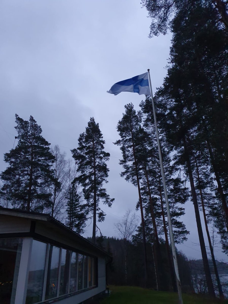 PSaarijrv's tweet photo. On aina ilo ja kunnia vetää lippu salkoon 6.12. Kiitos maatamme suojelleille. Tehdään nyt oma osamme, kukin omine taitoineen. Hyvää itsenäisyyspäivää! https://t.co/4lvBOpi8jW