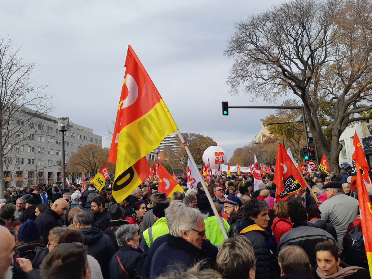 ConnexionFrance's tweet photo. Mass #strike: More issues & disruption across #France including #SNCF #TGVs ; #Eurostar; @thalys_en ; @AirFrance ; @easyJet ; @Ryanair and more confirm cancellations, with some hospitals and schools also affected
#Greve6Decembre #grevedu6decembre
https://t.co/pmAv4OXQNc https://t.co/XdYvzMAHDH
