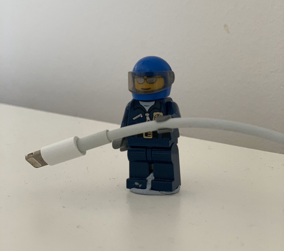 THREECLUNTERGA1's tweet photo. Free cable holder with every desk. https://t.co/372hokES9N
