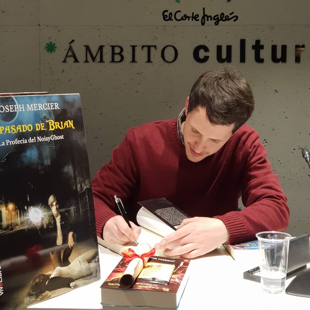 _JosephMercier's tweet photo. GRACIAS a todos los que me acompañasteis ayer, fue un día muy especial para mí, para Brian, y espero que de alguna manera también lo fuera para vosotros. Me llevo otro recuerdo maravilloso en este camino literario que ojalá continúe por muchos años. #LaGaleríadeHéroes https://t.co/aGdtTMV0Pq