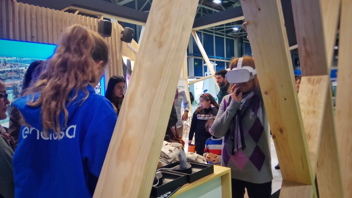 En el pabellón de #ZonaVerde #COP25 de @feriademadrid está la gente disfrutando de la experiencia #VR que hicimos para <a href="/Endesa/">endesa</a>, empresa comprometida con el #MedioAmbiente.