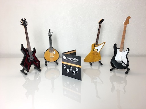CarpeDiese's tweet photo. C'est bientôt Noël ! 🎁
Quoi de plus original qu'un cadeau musical ? 🎸 🎹 🎤 🥁
Offrez une carte cadeau à vos proches et réveillez l'artiste qui est en eux grâce à nos cours de musique en ligne 😄 

Une mini guitare offerte : https://t.co/oaZie8xGAD ✔
#cadeau #musique #noel https://t.co/GqGSvIkr6X