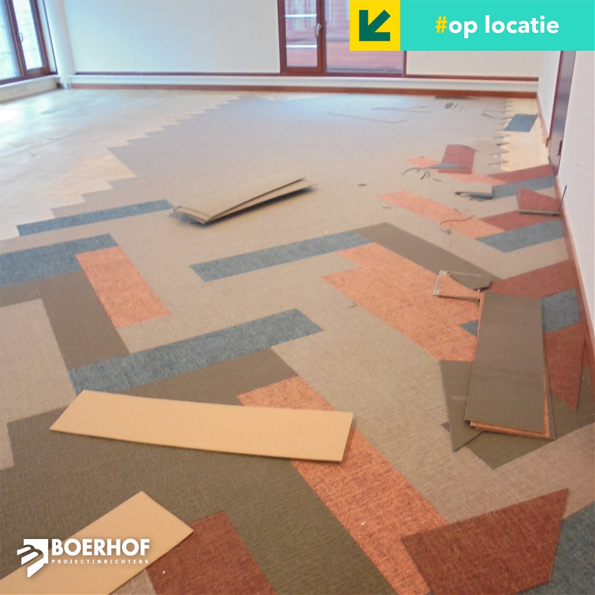 Het schiet al aardig op in het stadhuis van Meppel! Een flinke puzzel om het patroon goed te leggen, zodat het Meppelerdiep goed uit de verf komt. We zijn er bijna! 
#boerhofprojectinrichters #aanbesteding #stadhuis #meppel #ontwerp #projectinrichting #designvloer