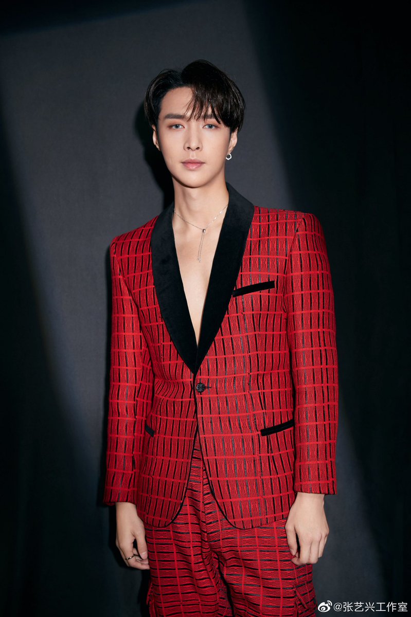 EXOGlobal's tweet photo. [OFFICIAL] 191206 @lay_studio Weibo Update with #LAY (1/2) #LAYAllRounderAward
https://t.co/nDsqy9pyKT

#EXO #엑소 
#OBSESSEDwithLAY @layzhang #EXOonearewe #weareoneEXO @weareoneEXO @EXOonearewe https://t.co/EbNVOVUiVj