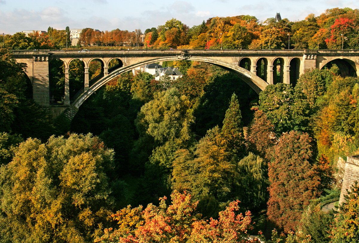 Il Ponte Adolfo è un ponte ad arco che si trova nella città di Lussemburgo. Rappresenta un importante snodo che guida il traffico cittadino sul fiume Pétrusse, collegando il Boulevard Royal a Ville Haute con Avenue de la Liberté, a Gare. 
Lo hai mai attraversato?