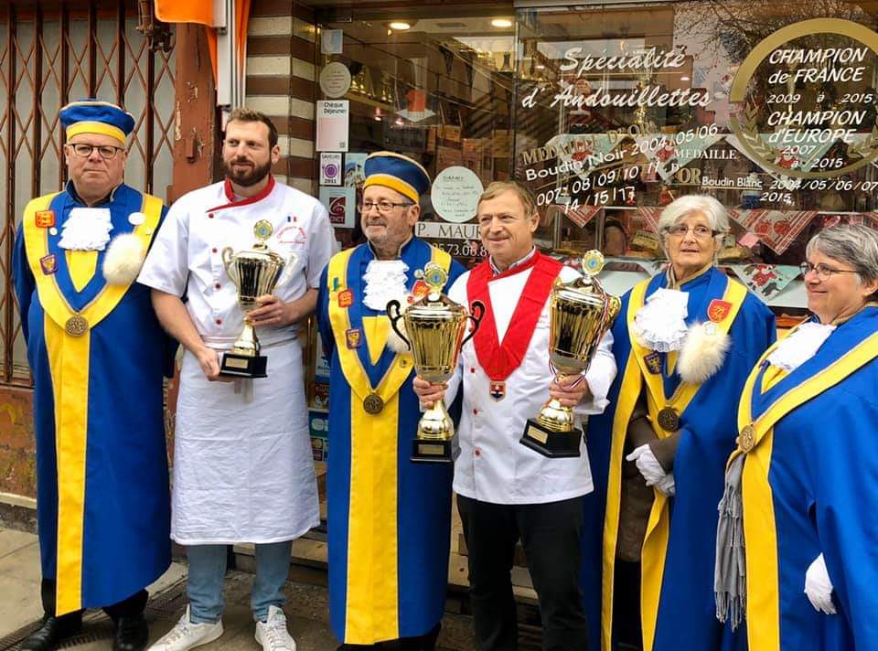 iheliotcouronne's tweet photo. Félicitations à Patrick et Maxime #Maury pour cette double distinction de champion de France de l'andouillette de #Troyes
Une reconnaissance de ce savoir-faire et de cette qualité artisanale transmise depuis plusieurs générations
@CMA_Aube @VilledeTroyes https://t.co/V44GdK3A1Q