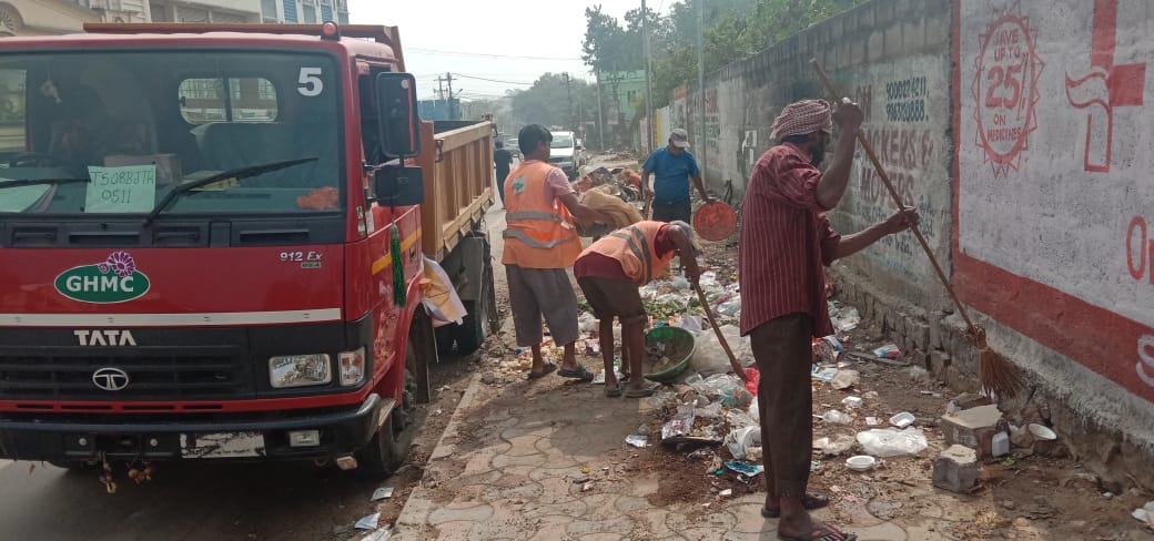 C20Amoh's tweet photo. @sridharraot @AMOH_C20 @GHMCOnline @AizazKhasim @musharraf_ias @arvindkumar_ias @swachhhyd @zcwz_ghmc @HiHyderabad @amartadi @jvidyasagar Dear citizen, the garbage is completely cleared.
We are creating awareness among the local residents. https://t.co/sQyvprEruh