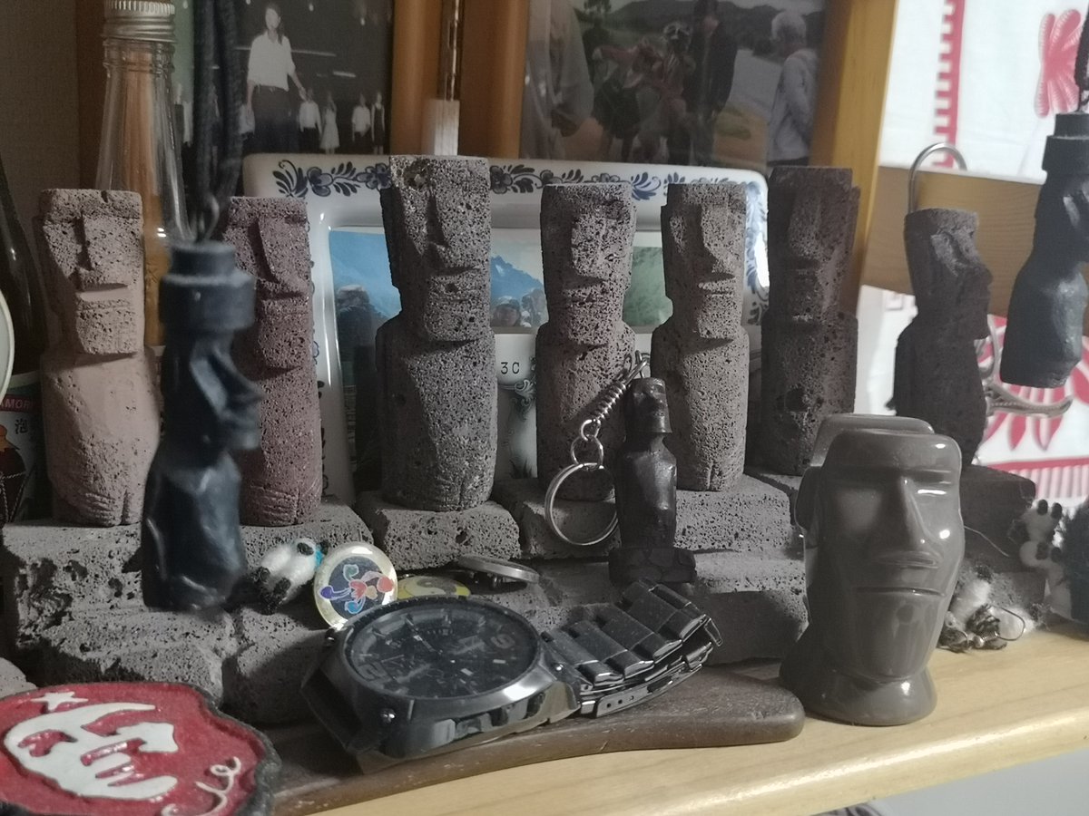 Taka Suzuki 50万kmの呟き うちにあるモアイグッズを紹介します 現地の石で作られたモダンモアイ像 アフとプカオ付き や キーホルダー サングラス置き ピアスなどを買いました どれも堪らなく可愛いからみんなも自分の部屋にトンガリキ作って