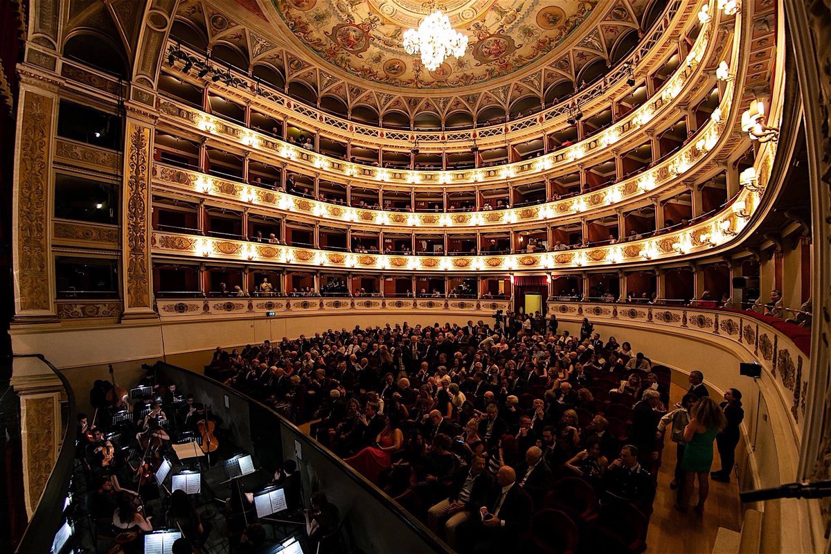 Il Teatro Nuovo Gian Carlo Menotti e il nostro pubblico. C'è qualcosa di più bello? Venerdì 27 dicembre vi aspettiamo per festeggiare insieme il Natale 2019 con lo spettacolo CABARET YIDDISH di e con Moni Ovadia. bit.ly/2P4JC0A