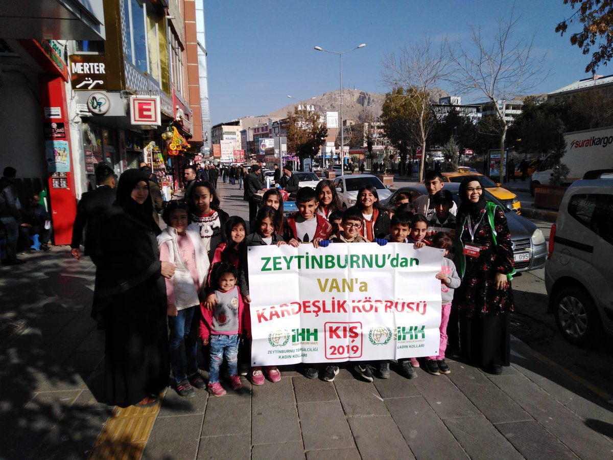 ihhinsaniyardim's tweet photo. İstanbul İHH Kadın Kolları, gönül köprüleri kurmaya devam ediyor. Başakşehir, Sultangazi, Bağcılar, Fatih, Bakırköy ve Zeytinburnu kadın kolları ekiplerimiz; Van, Ardahan, Şırnak ve Erzurum'da 424 ihtiyaç sahibi çocuğumuzun kışlık ihtiyaçlarını karşıladı. https://t.co/bzmPGnscic