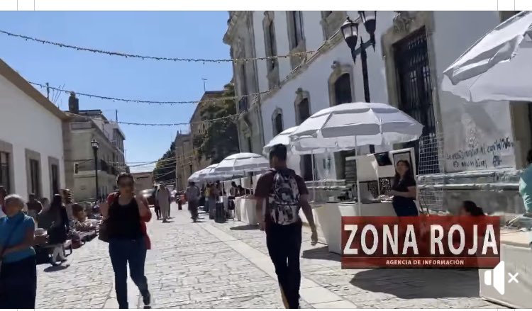 COCENTROoax's tweet photo. En lugar de abatir el ambulantaje y el comercio informal, el @MunicipioOaxaca que preside @oswaldogarciaj llena ahora de puestos el Andador Turístico del CH, para fiestas decembrinas. Falta ahora la dichosa “feria artesanal” para terminar de perjudicar el comercio formal #De4T https://t.co/9We799EtjU