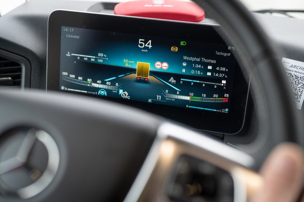 florian_martens's tweet photo. #Autonomous driving isn't just a goal for the #future @daimlertruckbus. The new @MercedesBenz #Actros already features #ActiveDriveAssist, which allows for partially #automated driving in all speed ranges - a first for a series production #truck. #FridayFacts #TGIF #newActros https://t.co/b09u261R1j