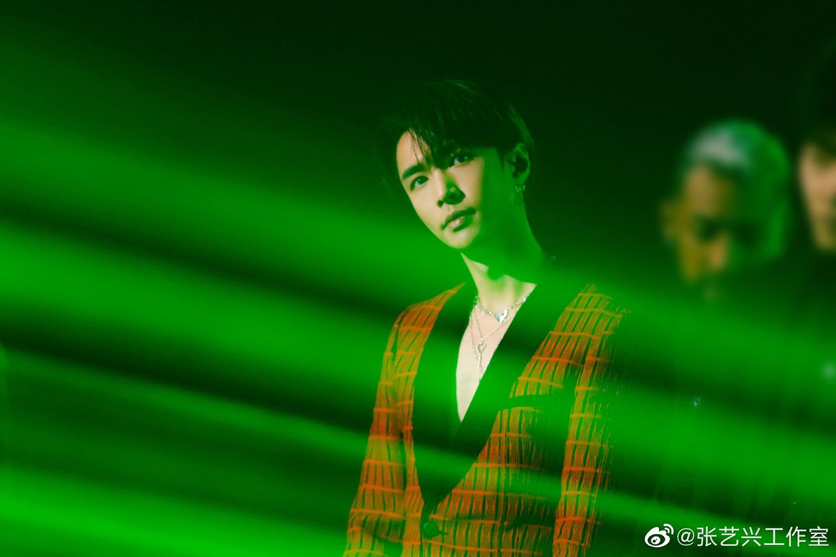EXOGlobal's tweet photo. [OFFICIAL] 191206 @lay_studio Weibo Update with #LAY (1/2) #LAYAllRounderAward
https://t.co/tSyO94DCEn

#EXO #엑소 
#OBSESSEDwithLAY @layzhang #EXOonearewe #weareoneEXO @weareoneEXO @EXOonearewe https://t.co/hGlF6sOb0q