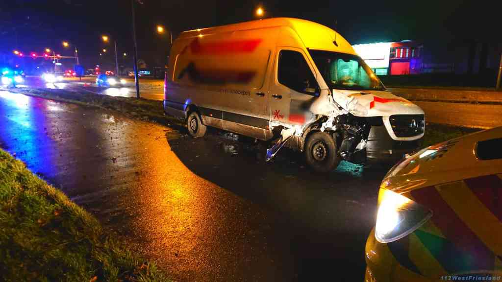 Bestuurder busje (19) tegen lantaarnpaal gebotst langs de Provincialeweg (N506) in Hoorn..