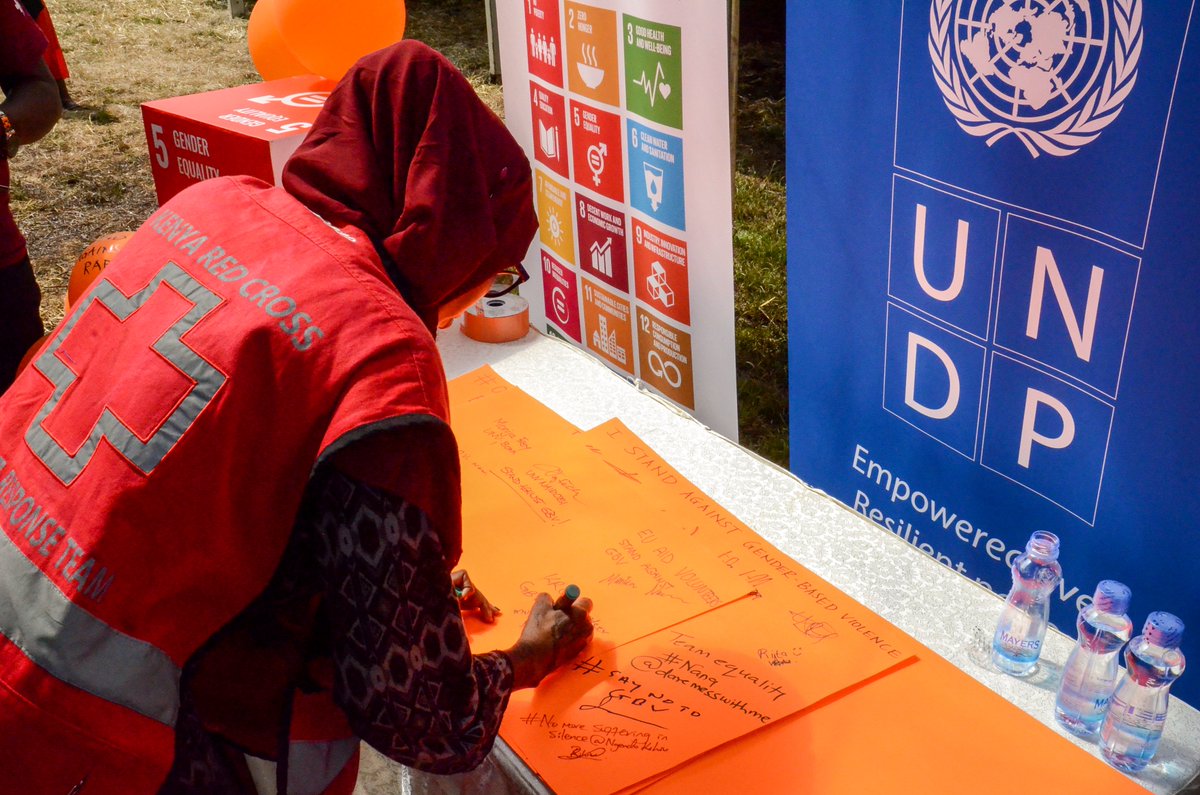 UNDPKenya's tweet photo. @UNDP @UNDPAfrica @UnKenya @unwomenafrica @unwomenkenya @Walidbadawi @mmashologu1 @ahunnaeziakonwa @ASteiner @GAngote @ngeleali @Jhannei @GenderInKenya At #IVD2019 our Accelerator Lab team engaged youths and volunteers on the #16DaysofActivism2019 and ending GBV, with guests including HE @governorkibwana signing a commitment to stand against rape #AccLabKE #orangetheworld https://t.co/1YhiJaw6AD