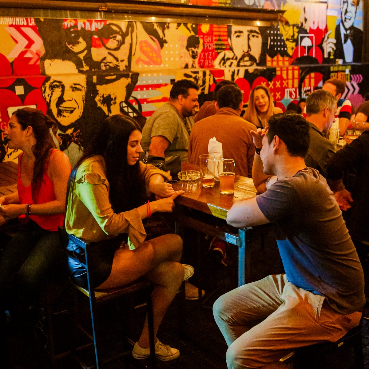 Diggsargentina's tweet photo. ¿Sabés todo lo que cabe en la terraza de Diggs? Comida callejera para chuparse los dedos, cerveza tirada, la mejor música de la ciudad, pantalla gigante para ver todos los partidos, Jenga XL, metegol y ping pong y vos y todxs tus amigxs. El corazón es grande y la terraza también. https://t.co/R8QD4X9spP