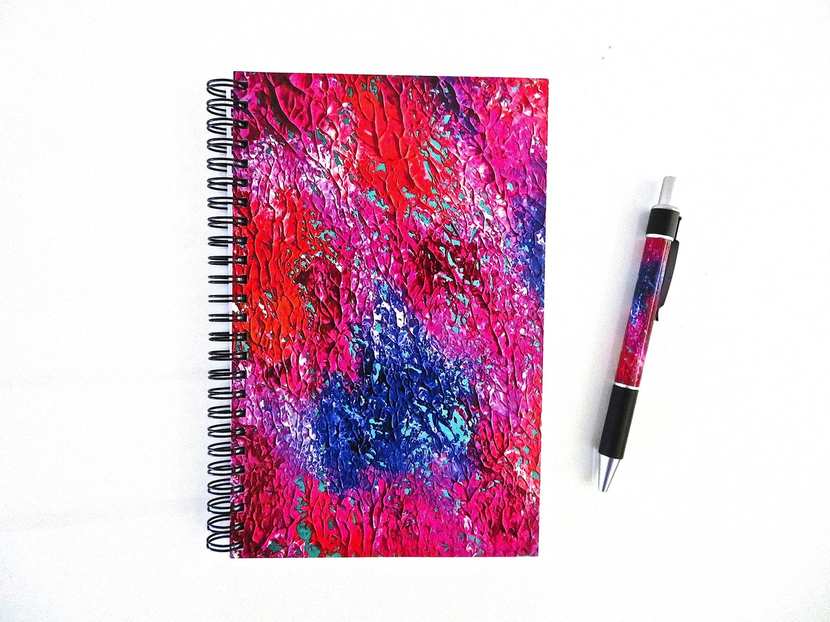 Are u guys looking for unique Christmas gift ideas? What about one of my pink notebook &amp; pens sets?💕They are really unique as they feature my own artwork!🎨🎄🎨Check them out in my Etsy shop now! etsy.com/uk/listing/700… #scottishbloggers #ukbloggers #fbloggers