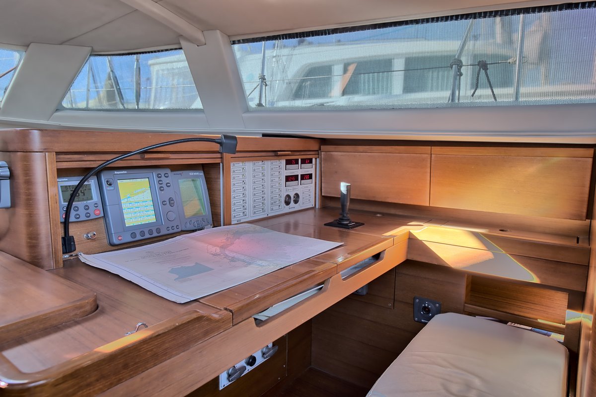 Sneak peek 🧐 inside our Shipman 50 ⛵️ the only yacht fully built carbon that you can chart in Portugal.🇵🇹
#sailstagram #SeasTheDay #Seabreeze #Sailingholidays #sealife #familyonaboat #boatstory #sailing #sea #memoir #adventure