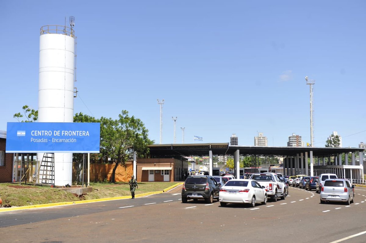 Con las nuevas cabinas de control migratorio que inauguramos en el ingreso al país en el paso fronterizo #Posadas - #Encarnación, solucionamos un problema de mucho años para los vecinos y generamos un avance muy importante para el turismo. #Misiones