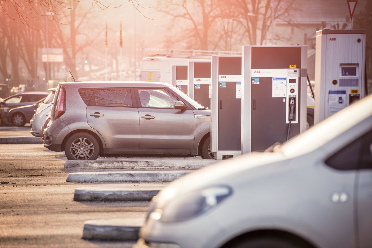 ABBNorge's tweet photo. Blir Bergen den første byen i verden som elektrifiserer hele personbilparken sin tro? De ligger godt an med snart 20 % elbilandel! I Norge totalt er elbilandelen ca 9 %. Godt jobba Bergen! 🚗🚗 https://t.co/UL6tHpMz1v #elbil #emobility @Elbilforeningen https://t.co/o7sY4zKsUQ