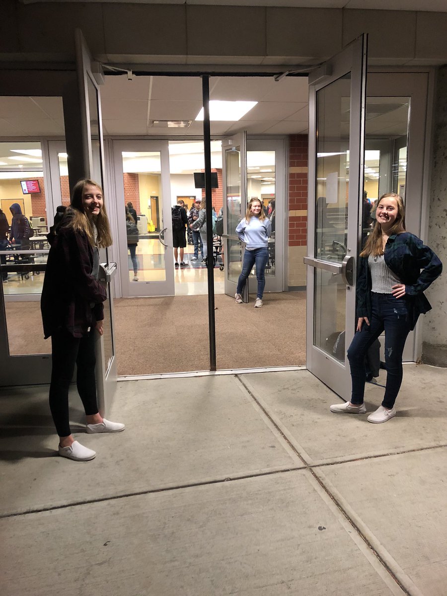 What better way to share hope than channeling the flannel with our Hope Squad! Our squad shared some hope this morning as students arrived to school!