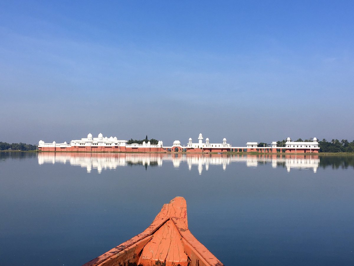 A few kms from Tripura Sundari lie the ruins of the old palace & a small,old Durga temple,build in traditional style.Tagore wrote a famous poem here.About half an hour from there is the beautiful  #NeerMahal,the king’s summer palace,accessible by boat 8/n.