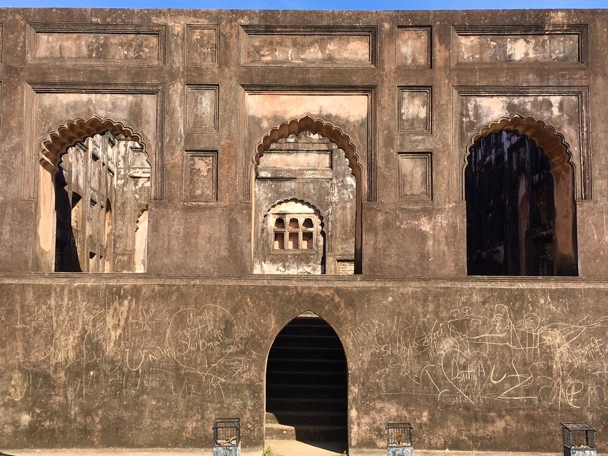 A few kms from Tripura Sundari lie the ruins of the old palace & a small,old Durga temple,build in traditional style.Tagore wrote a famous poem here.About half an hour from there is the beautiful  #NeerMahal,the king’s summer palace,accessible by boat 8/n.