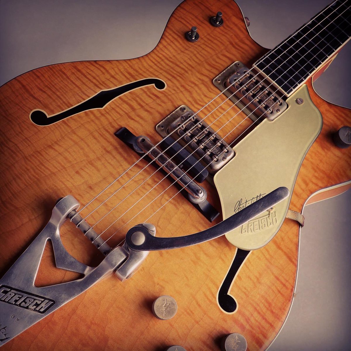 mikiame's tweet photo. Vintage GRETSCH !!ダブルカット変更初期の一本。良く鳴ります。
GRETSCH
1962 #6120 Chet Atkins
https://t.co/qbNaQ4YlIO
#gretschguitars #soundofhonor #outlawauthentic #powerandfidelity #guitar #guitarra #guitarrero #guitarist #mikigakki #三木楽器 #新着ギター https://t.co/OlwP9W8r3Q