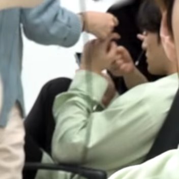 구석에서 손타고있는 콩알이