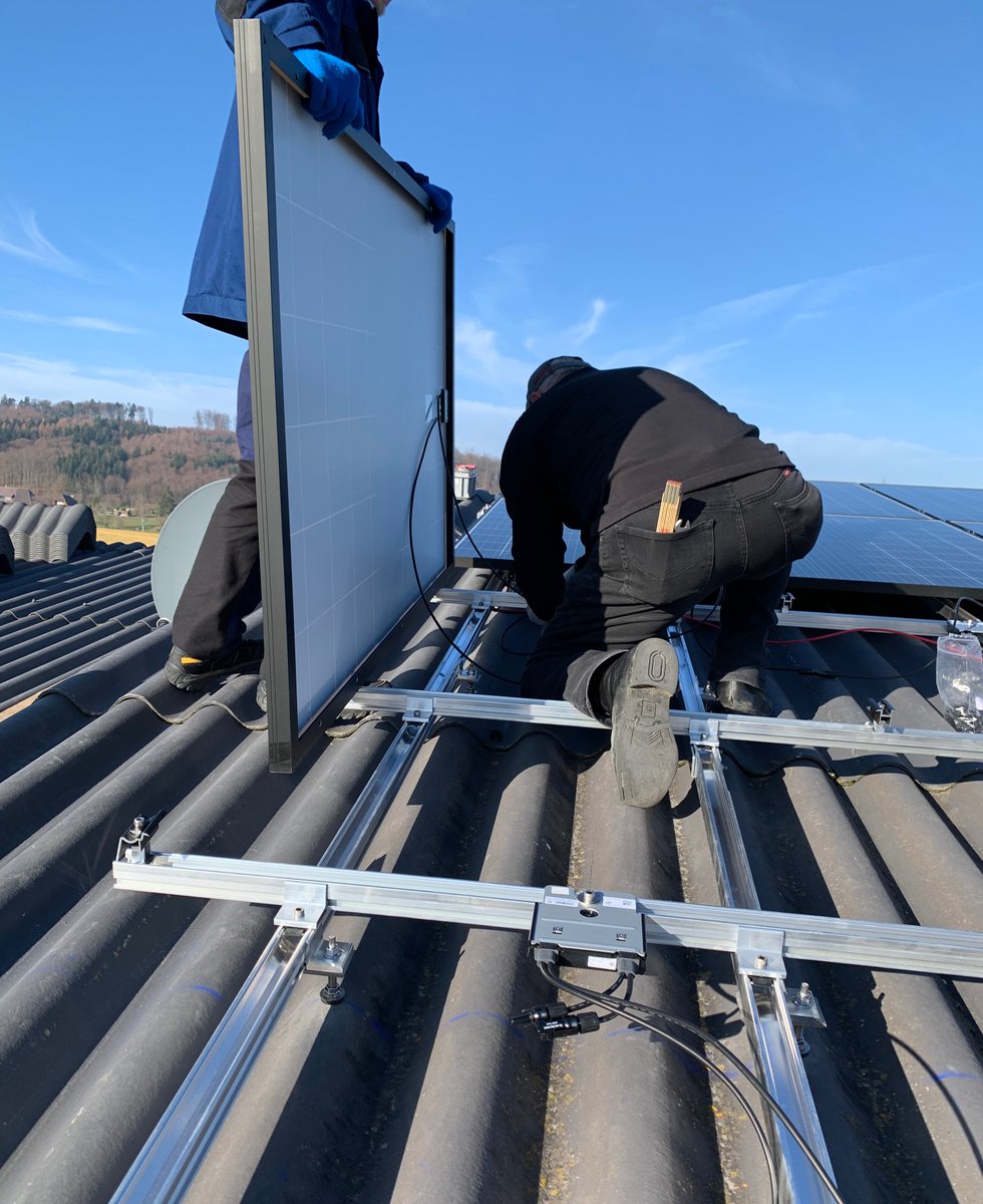 Nach dem Nebel kommt der Sonnenschein! #photovoltaik im #selbstbau mit der #selbstbaugruppe. Die <a href="/e_wende_ch/">e-wende.ch</a> #energiewendegenossenschaft baut an der #energiewende.