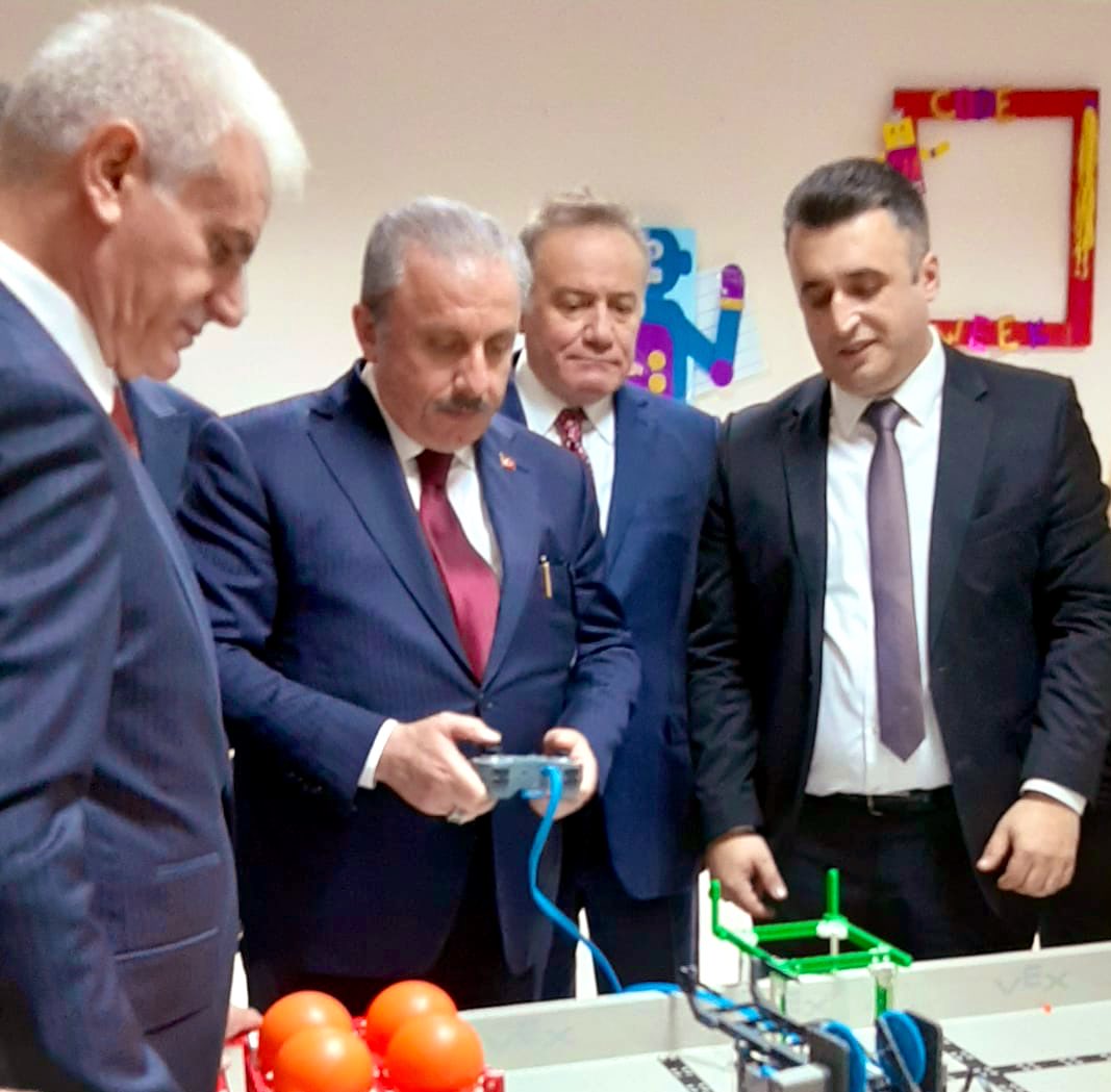 TBMM Başkanı Sn. Prof. Dr. Mustafa Şentop Orhangazi Kampüsümüzün Teknoloji Laboratuvarlarını gezerek, STEM projelerini öğrencilerimizden dinledi.