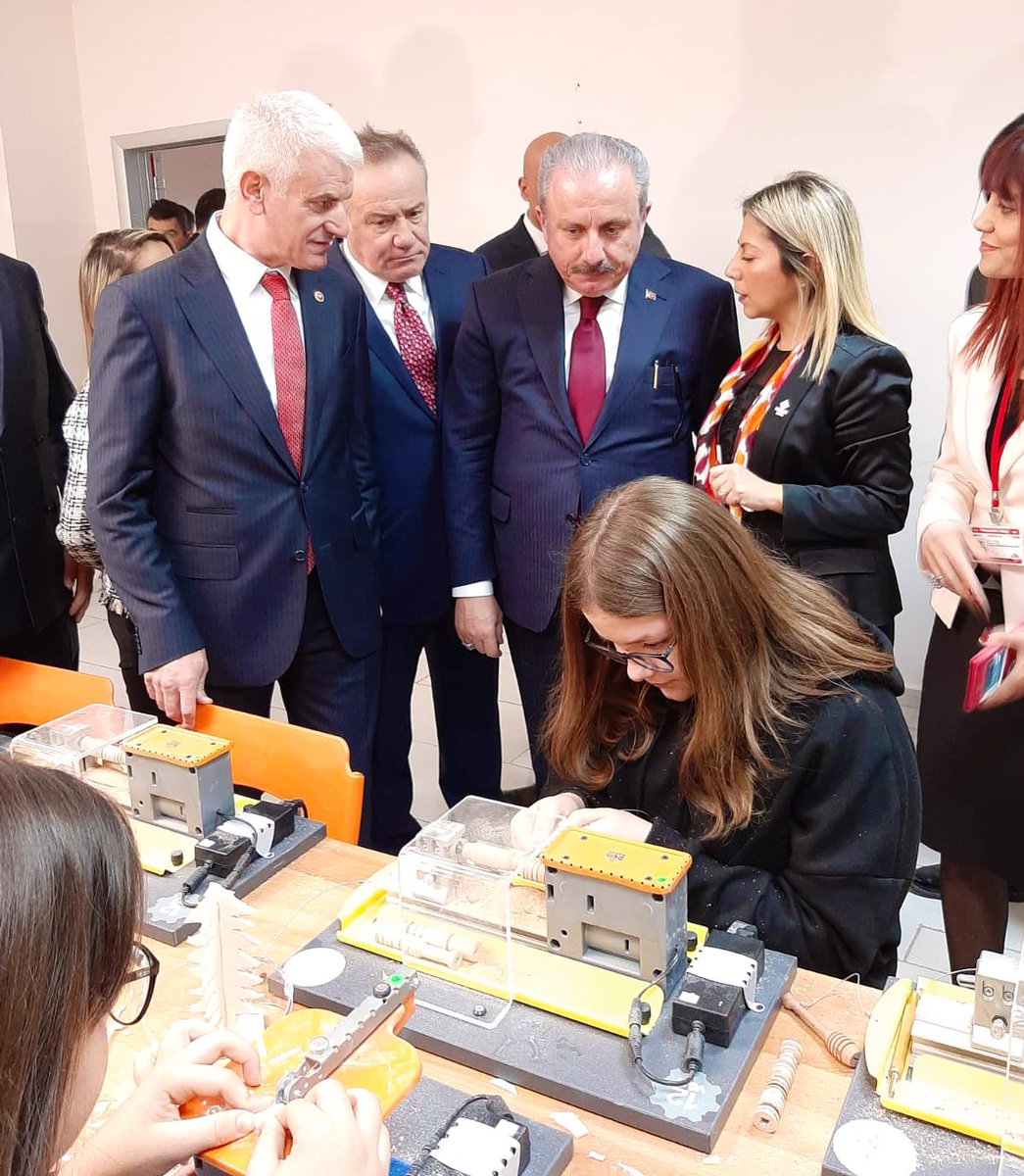 bahcesehir_k12's tweet photo. TBMM Başkanı Sn. Prof. Dr. Mustafa Şentop Orhangazi Kampüsüm��zün Teknoloji Laboratuvarlarını gezerek, STEM projelerini öğrencilerimizden dinledi. https://t.co/7fCTR6pyde