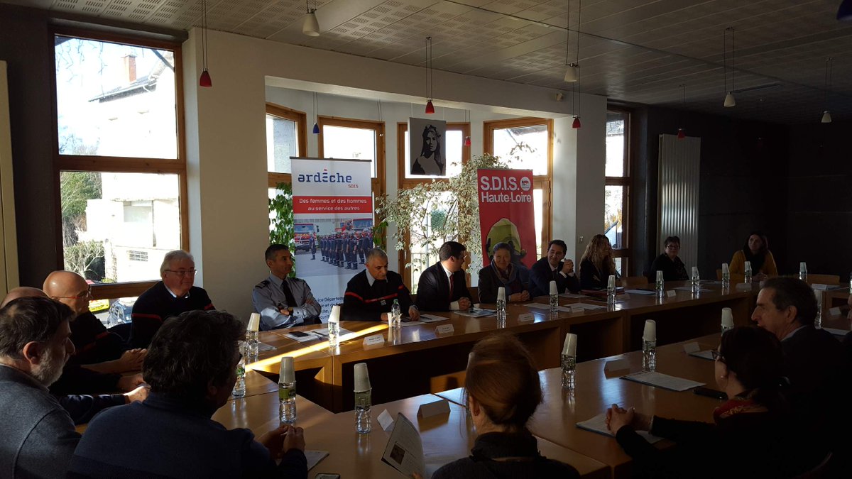SDISPompiers07's tweet photo. Mise en place à titre expérimental d'un partenariat #SDIS07 @SDIS43 @ARS_ARA_SANTE pour l'organisation d'une permanence d'infirmiers de sapeurs-#pompiers formés aux protocoles de soins d'urgence sur le territoire Vivarais-Lignon @Prefet07 @Prefet43 #SAMU07 #SAMU43. https://t.co/PjJsms6ra5