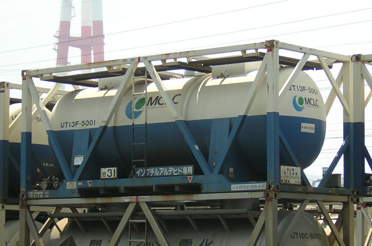 EF66901_1966's tweet photo. 水島繋がりでMCLCのUT13F-5001を。
ネットに上がってる写真を見ると専用種別がバラバラですが、それもそのはずでコイツは中を洗浄すれば積荷を切り替えられる汎用型。
こうすれば出荷の頻度が低い製品でも効率的に使えるというわけです。
#金曜日のコンテナ
#UT13F https://t.co/KxAw1OBrOs