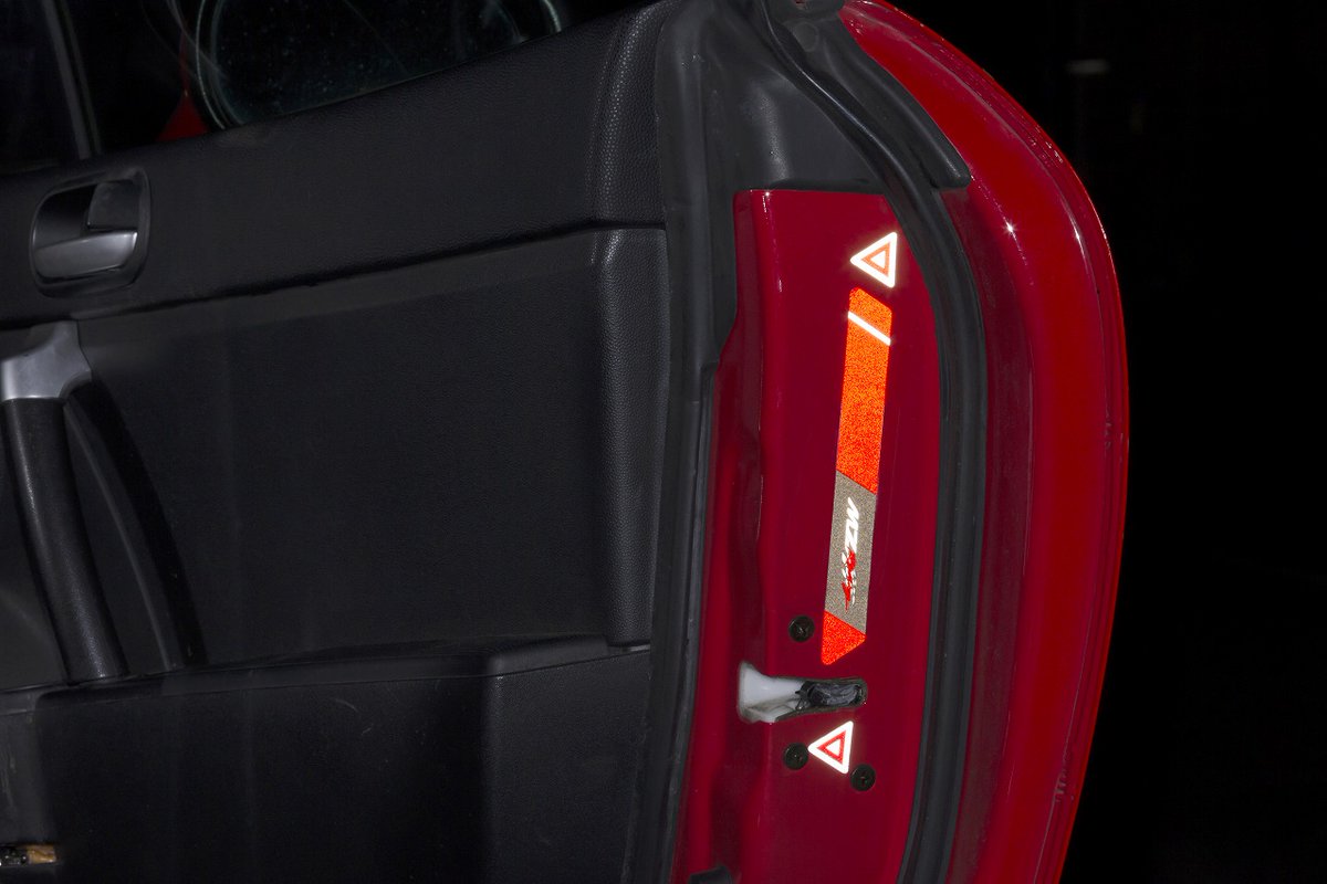 Mzracingjp ドアに貼り付けることで 後続車のヘッドライトなどに反射してドアの開閉 をアピールする Mzracingリフレクションサイン を新発売しました 夜 後方から近づいてくる車のライトに反射光で存在をアピールします スタイリッシュなデザインにしま Mzracingjp ドアに貼り付けることで 後続車のヘッドライトなどに反射してドアの開閉 をアピールする Mzracingリフレクションサイン を新発売しました 夜 後方から近づいてくる車のライトに反射光で存在をアピールします スタイリッシュなデザインにしま
