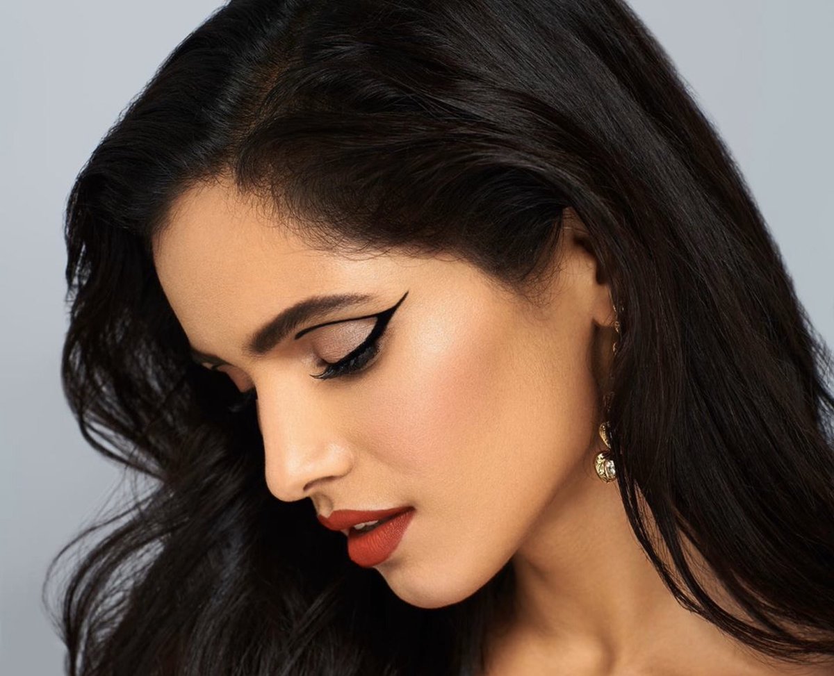 Indiamakeupshow's tweet photo. That graphic eye though!
Trust only @soninamrata to nail the look with a classic bold red lip on @iamvartikasingh for #FeminaFlauntSalon
#IMS #Namratasoni #MakeupArtist #GraphicEyes #GraphicMakeup #RedLips #VartikaSingh #FlauntSalon #MakeupLooks #MakeupInspo #MakeupArt https://t.co/Rp11Zeaig5