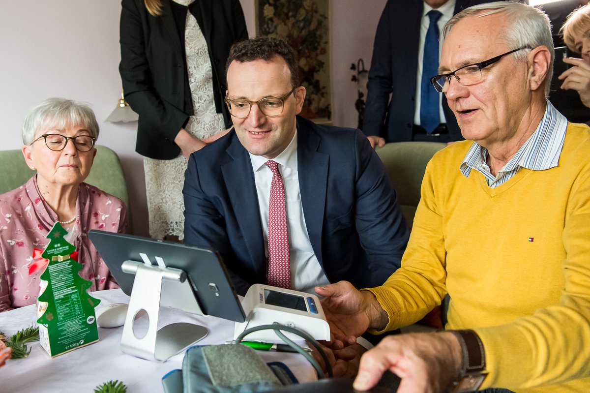 Mit den Projekten Haendel II&amp;III in Halle werden Wohnungen von Senioren für digitale Sprechstunden ausgestattet. Patienten erhalten ein #eRezept &amp; sparen sich den Weg zum Arzt. "Solche Leuchtturmprojekte sind wichtig, um die Vorteile der Digitalisierung aufzuzeigen“, <a href="/jensspahn/">Jens Spahn</a>.