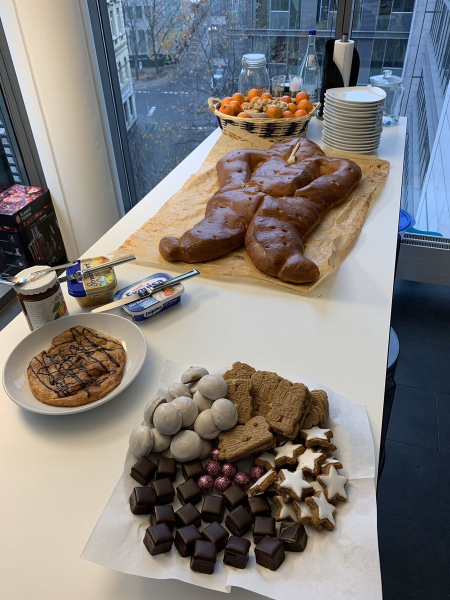 dg_i's tweet photo. Da wir alle lieb waren, kam der Nikolaus zu uns ins Haus. 🎅 😋
#dgiteam #cologne #office https://t.co/47HohtmN3b