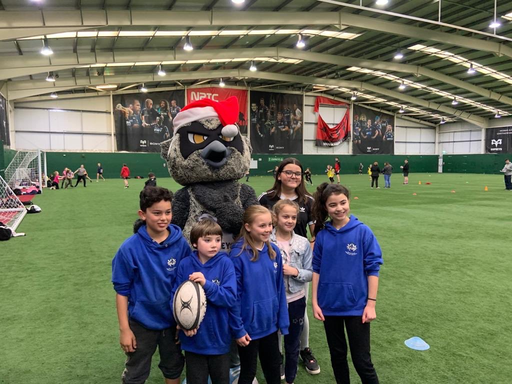 CommunityOsprey's tweet photo. Fantastic to have 200 pupils @LlandarcySport as part of our brand new schools programme launching in the new year! Keep your eyes peeled 🏉🥧

#TryPi #PrimarySchoolEducation #Wellbeing #Coding #MoreThanRugby https://t.co/8NrBcvHJP4