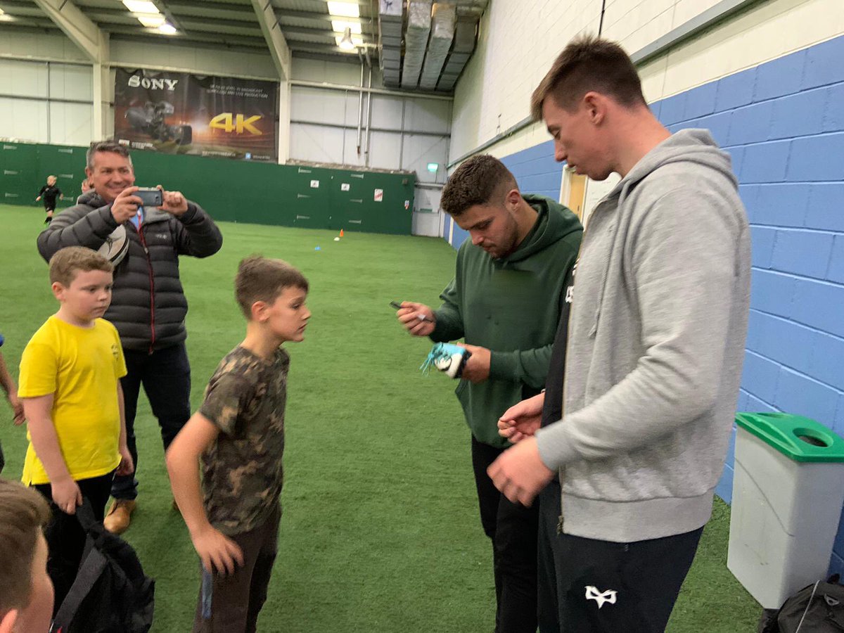 CommunityOsprey's tweet photo. Fantastic to have 200 pupils @LlandarcySport as part of our brand new schools programme launching in the new year! Keep your eyes peeled 🏉🥧

#TryPi #PrimarySchoolEducation #Wellbeing #Coding #MoreThanRugby https://t.co/8NrBcvHJP4