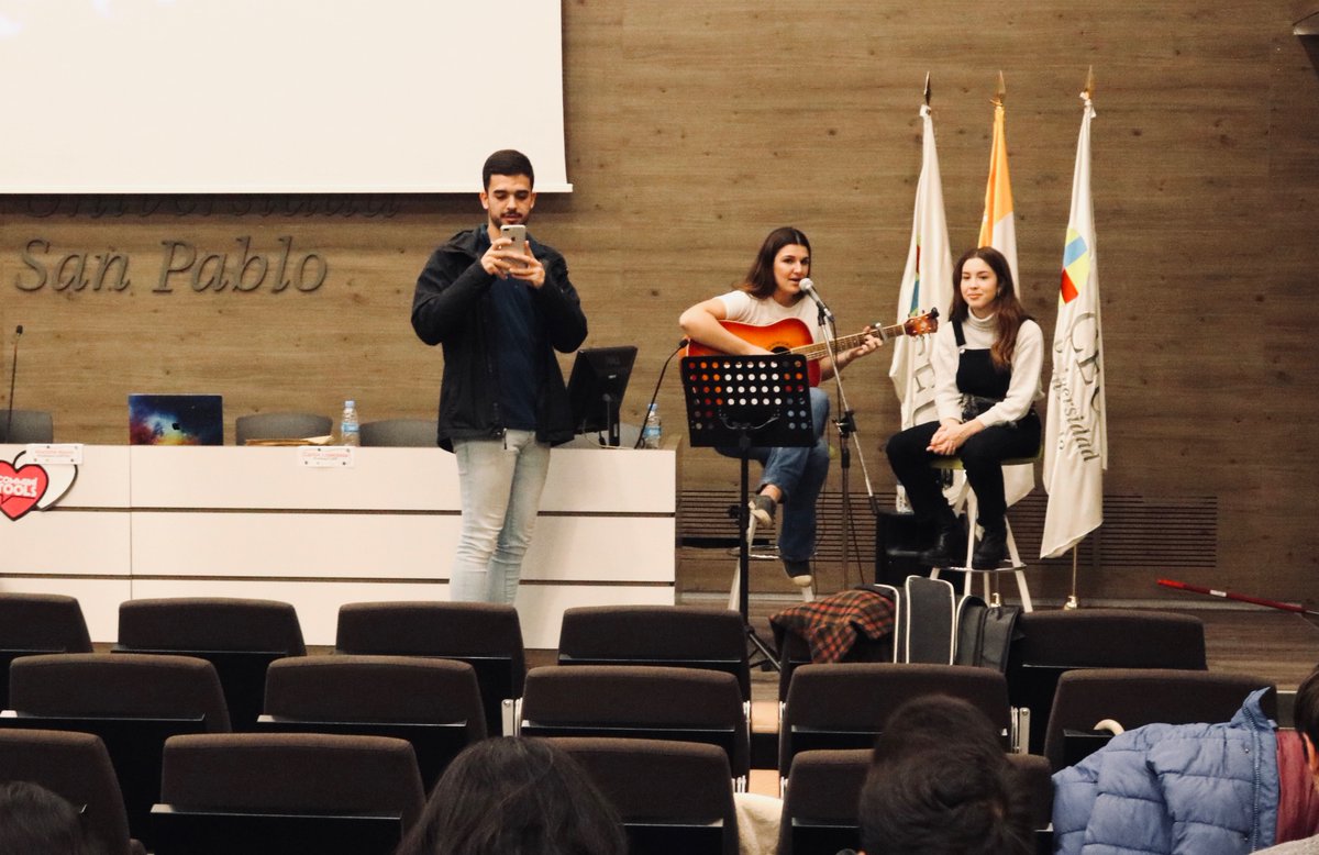 Communitools_'s tweet photo. 🎤🎼 ¡Artisteo bueno! Nuestras artistas communiteras nos han hecho un himno🎤🎼#Communitools #singer https://t.co/NHMaxXMlnG