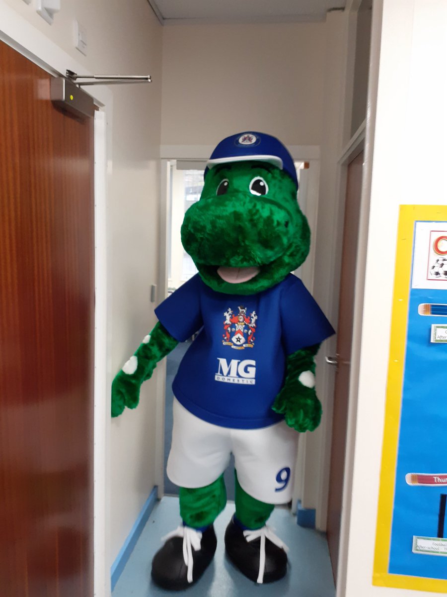 Stalysaurus1's tweet image. Enjoyed visiting all the children @StalyhillJunior in assembly to promote @CommunityStaly '£5 Fresh Air Football' tickets so everyone can come along to Bower Fold and cheer the team on 🔵⚪⚽️👍 #MascotMatters