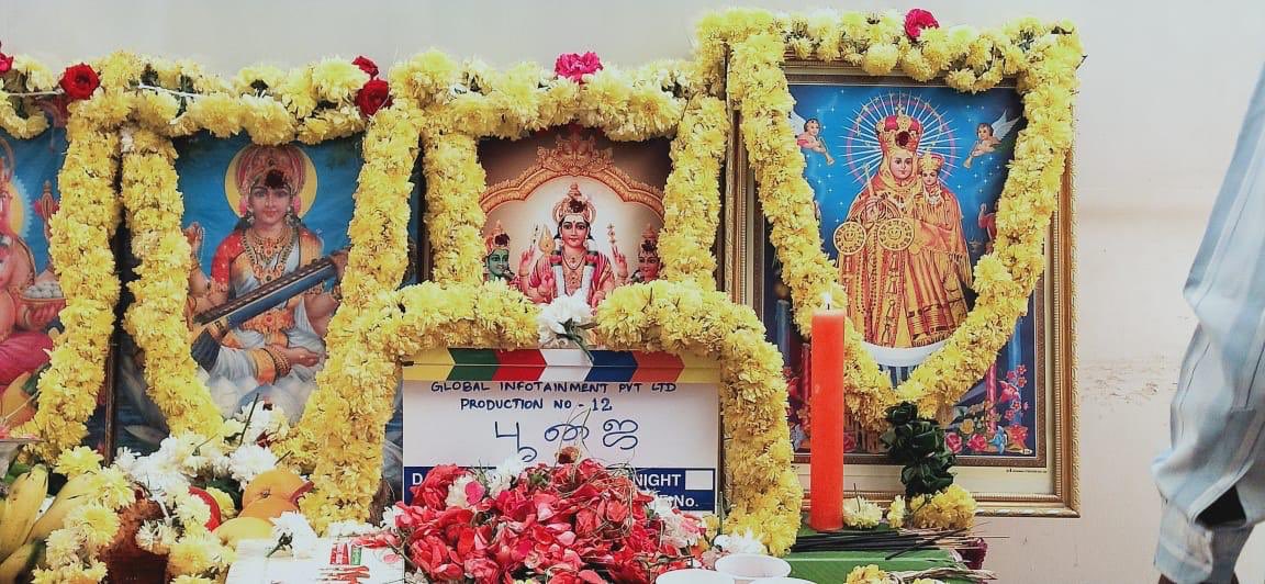 FullOnCinema's tweet photo. @globalinpl Productions
@Seraphin_R Presents
Actor @Atharvaamurali Starring
#ProductionNo12 #GlobalInfotainment
Pooja Happened today!
Direction - #Ravindran
DOP - @sakthisaracam
- Shoot Starts Soon -
@lightson_media https://t.co/GtG7suSFtf