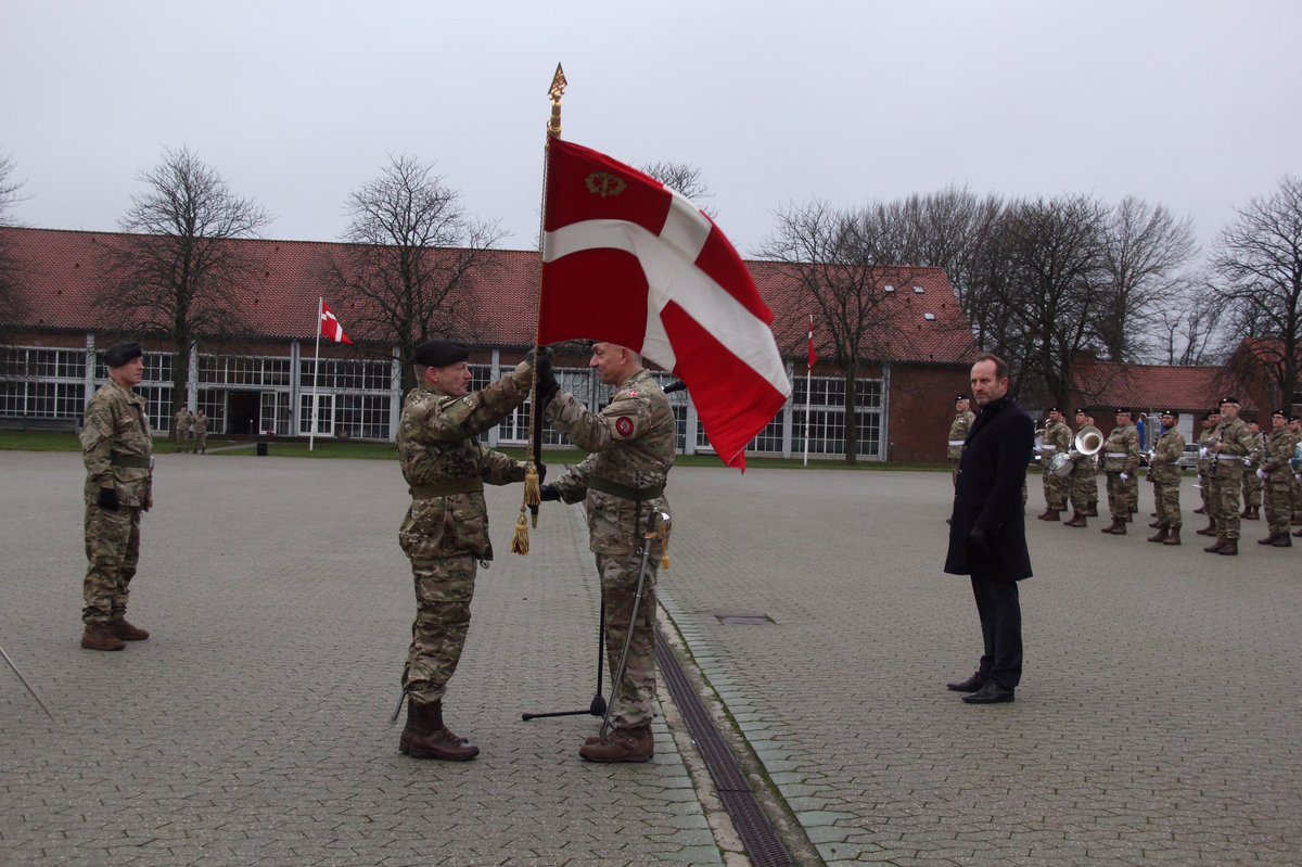 Udsendelse til <a href="/NATO/">NATO</a> mission enhanced Forward Presence (eFP).
Chefen for Hærkommandoen, generalmajor Michael Lollesgaard, besigtigede og talte til soldaterne, der efter nytår udsendes.
Med sig var @martinlidegaard, der på Folketingets vegne ønskede god tur
#dkforsvar #dkpol