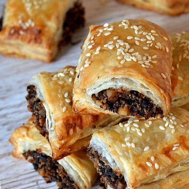 VEGAN NO-SAUSAGE ROLLS 🍎🥕
.
New recipe on Baking with Granny. The perfect Christmas buffet snack for your plant-based friends this party season. So good that even the non-vegans will consider trying Veganuary!
.
(Link in bio)
.
@weareveganuary
<a href="/accid/">ぴすけ</a>… ift.tt/2OW29O8