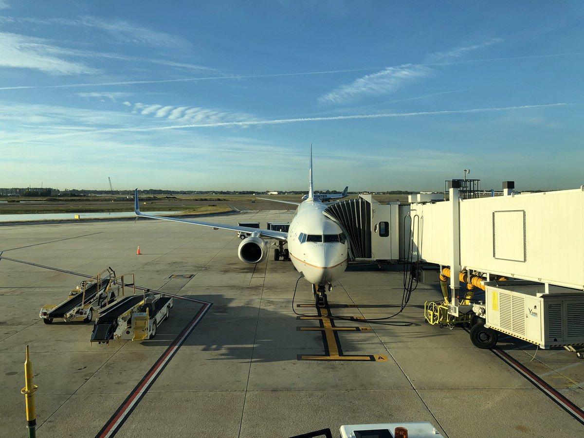 mickeynet028's tweet photo. オーランド空港からワシントンDCのダレス空港に向かいます。さすがオーランド！各所のツリーがディズニー仕様です。#MNWDW #WDW #2019Dec https://t.co/l1ui2jTcvb